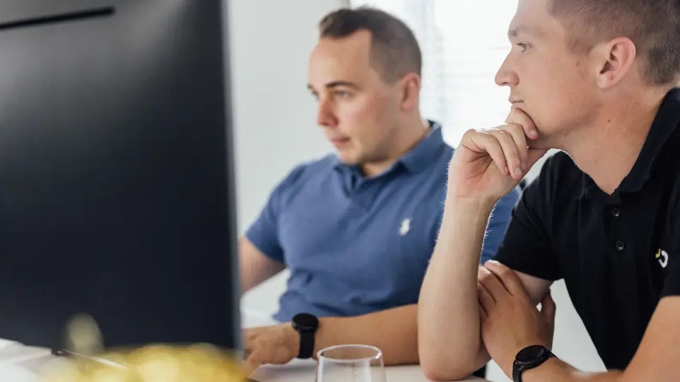 Twee collega's voor een scherm