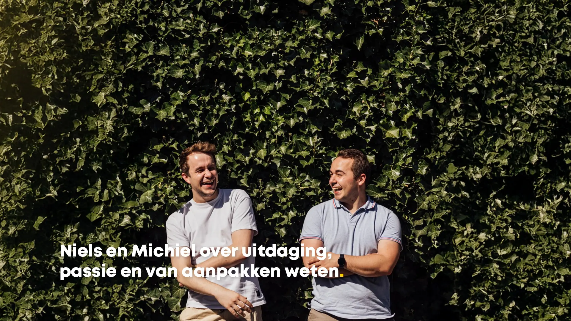 Niels en Michiel voor een haag