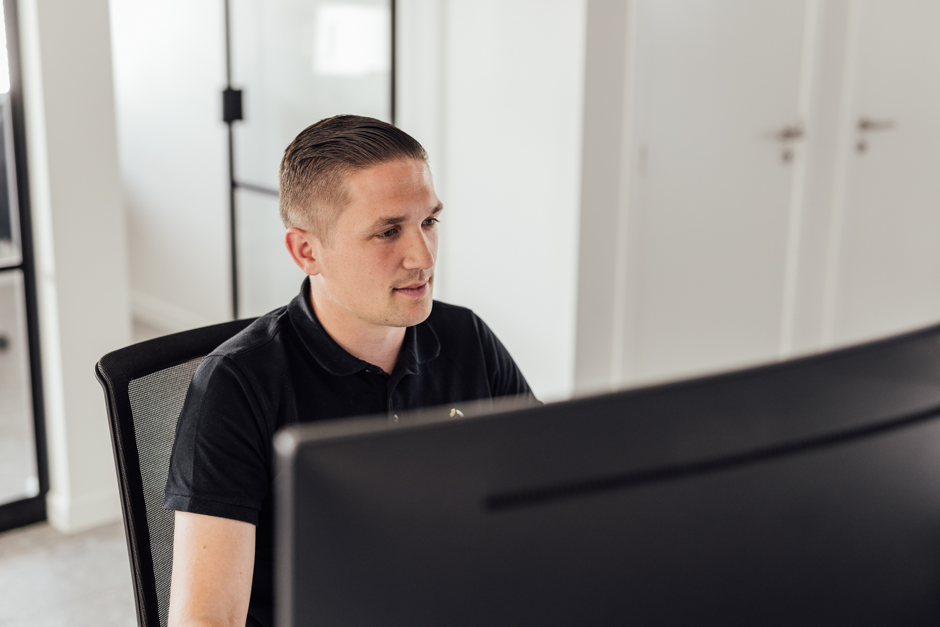 medewerker achter scherm