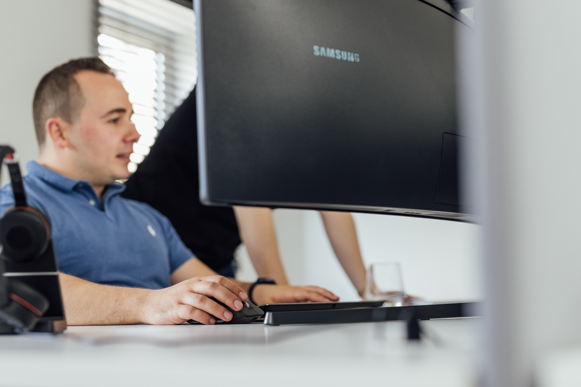 twee collega's aan één scherm