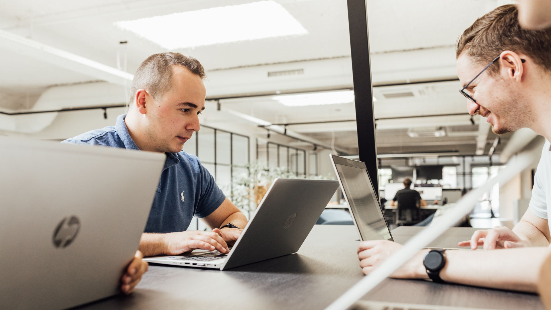 collega's aan de vergadertafel