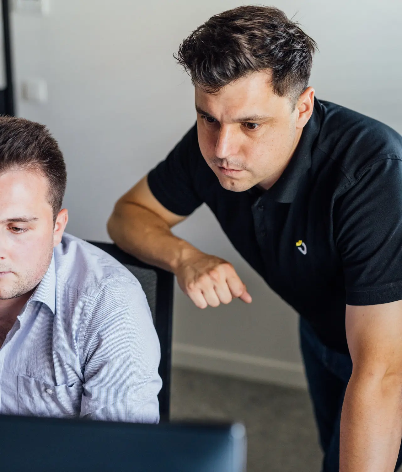 Collega die iets uitlegt aan andere collega