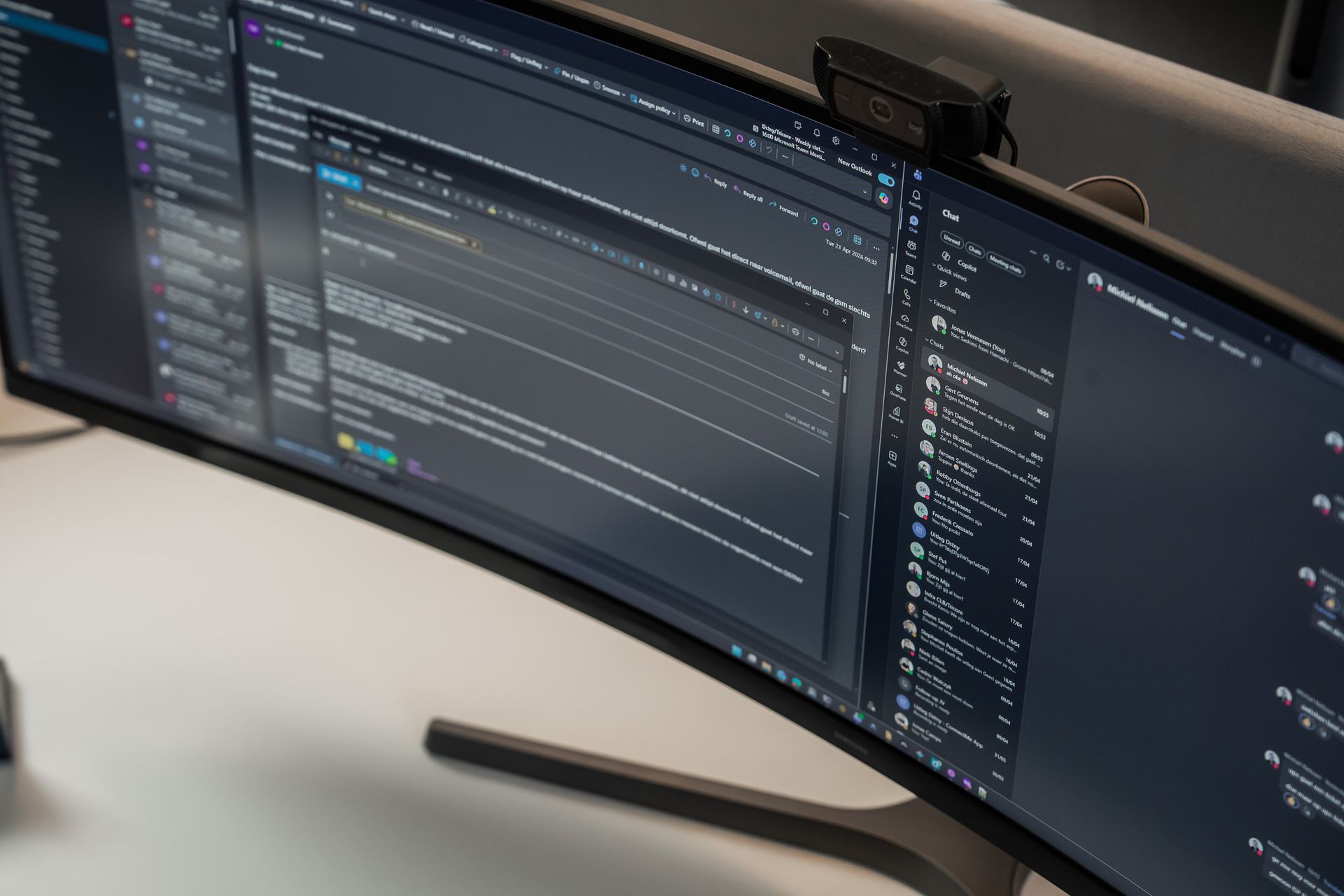 Scherm met Outlook en Teams 