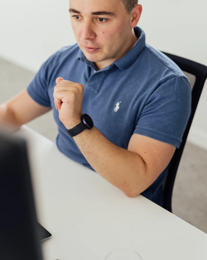 Project Manager achter zijn scherm