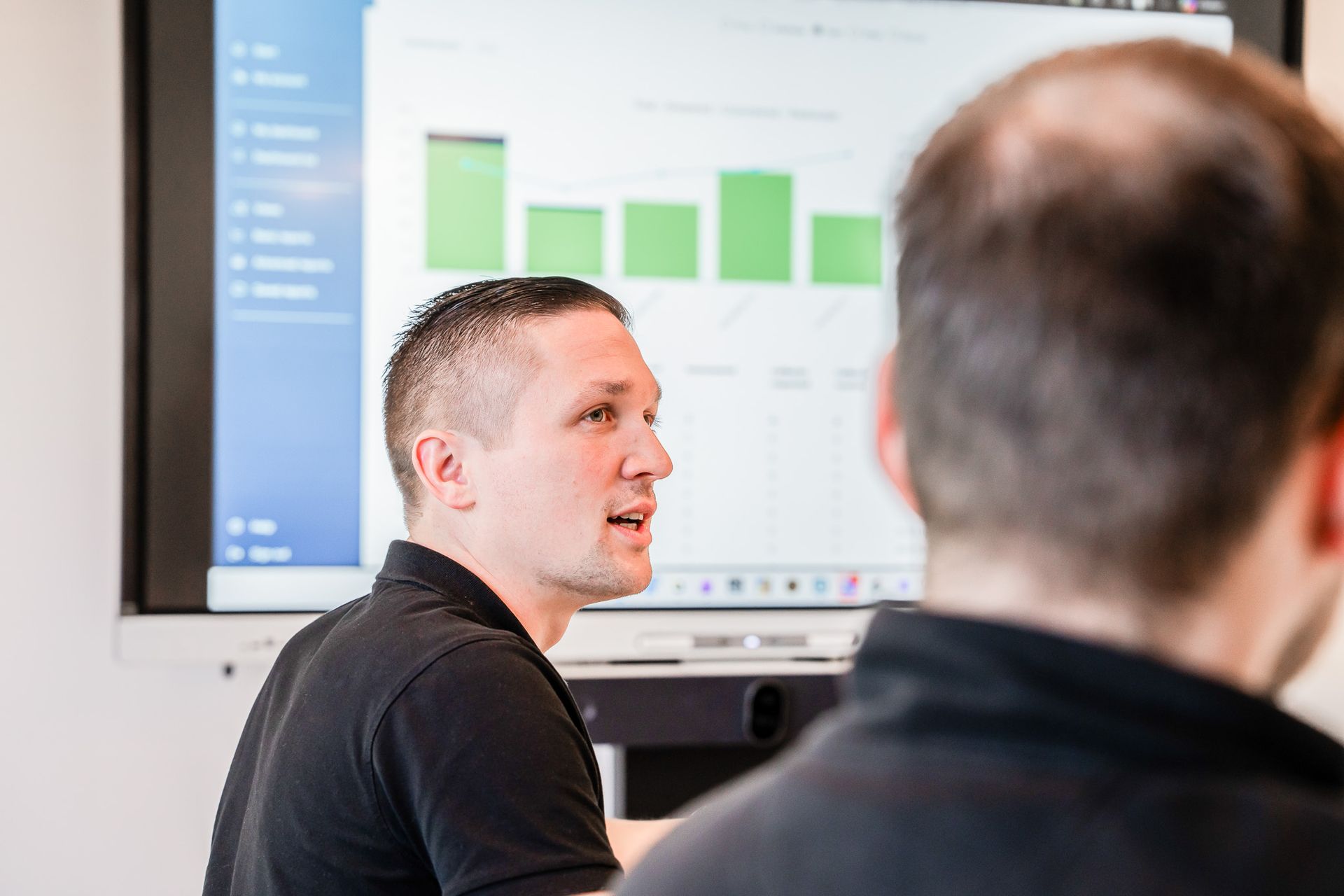 Service Manager die een interne vergadering leidt