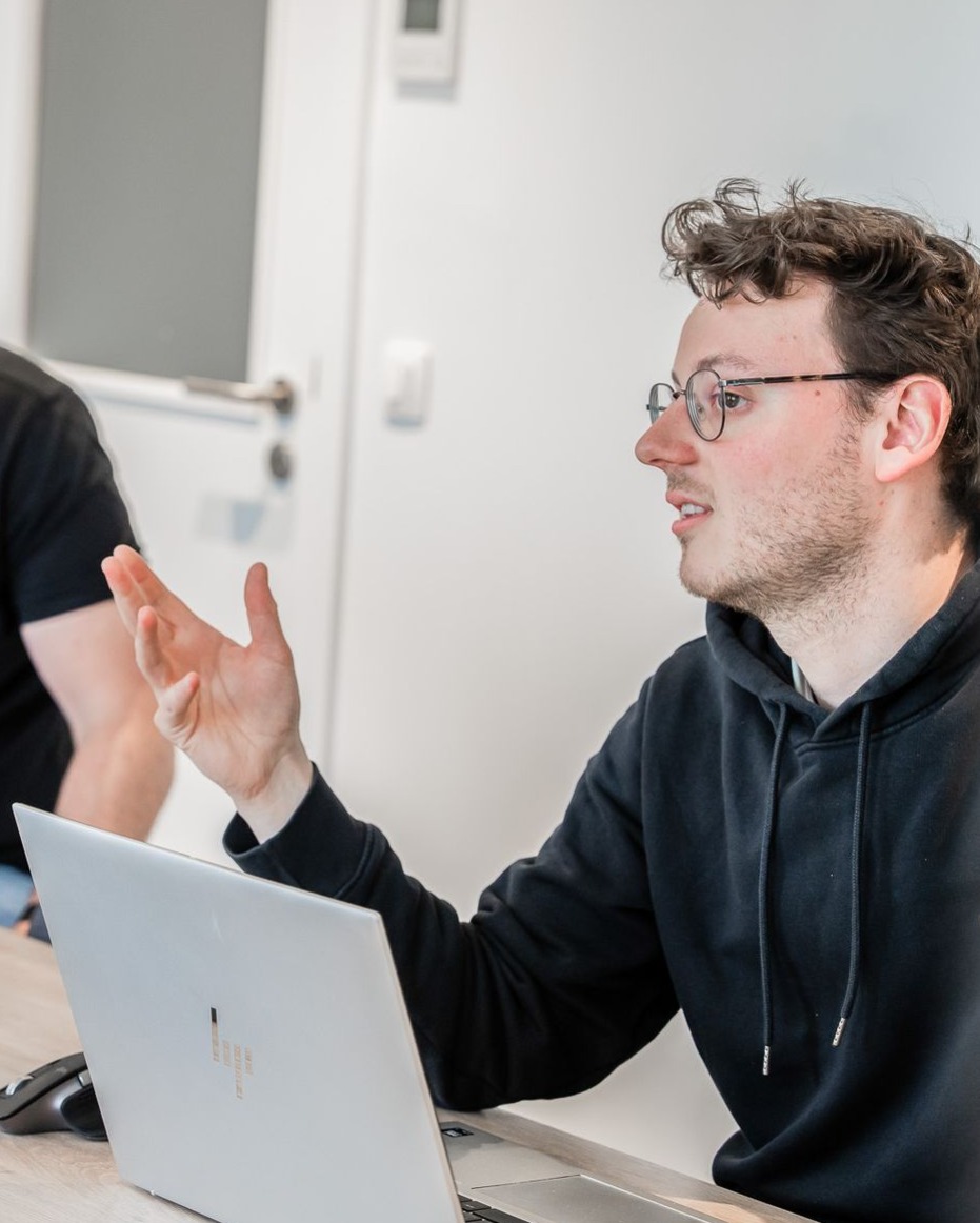 Medewerker die iets toelicht in een vergaderzaal