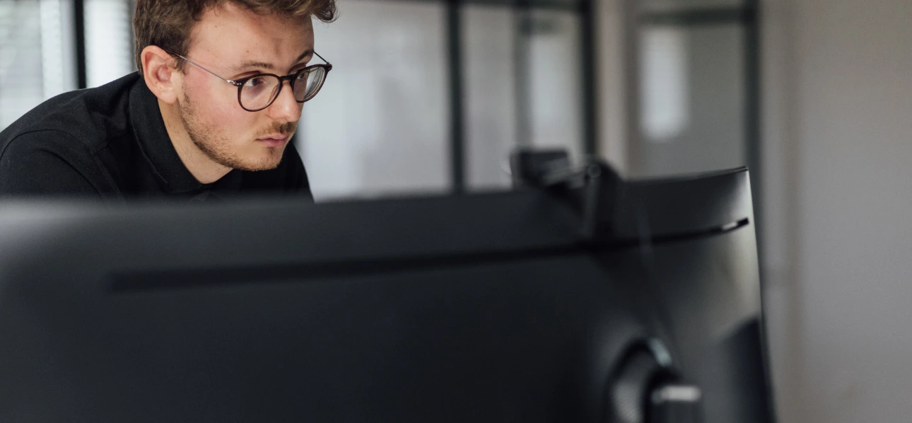 Collega die op scherm kijkt