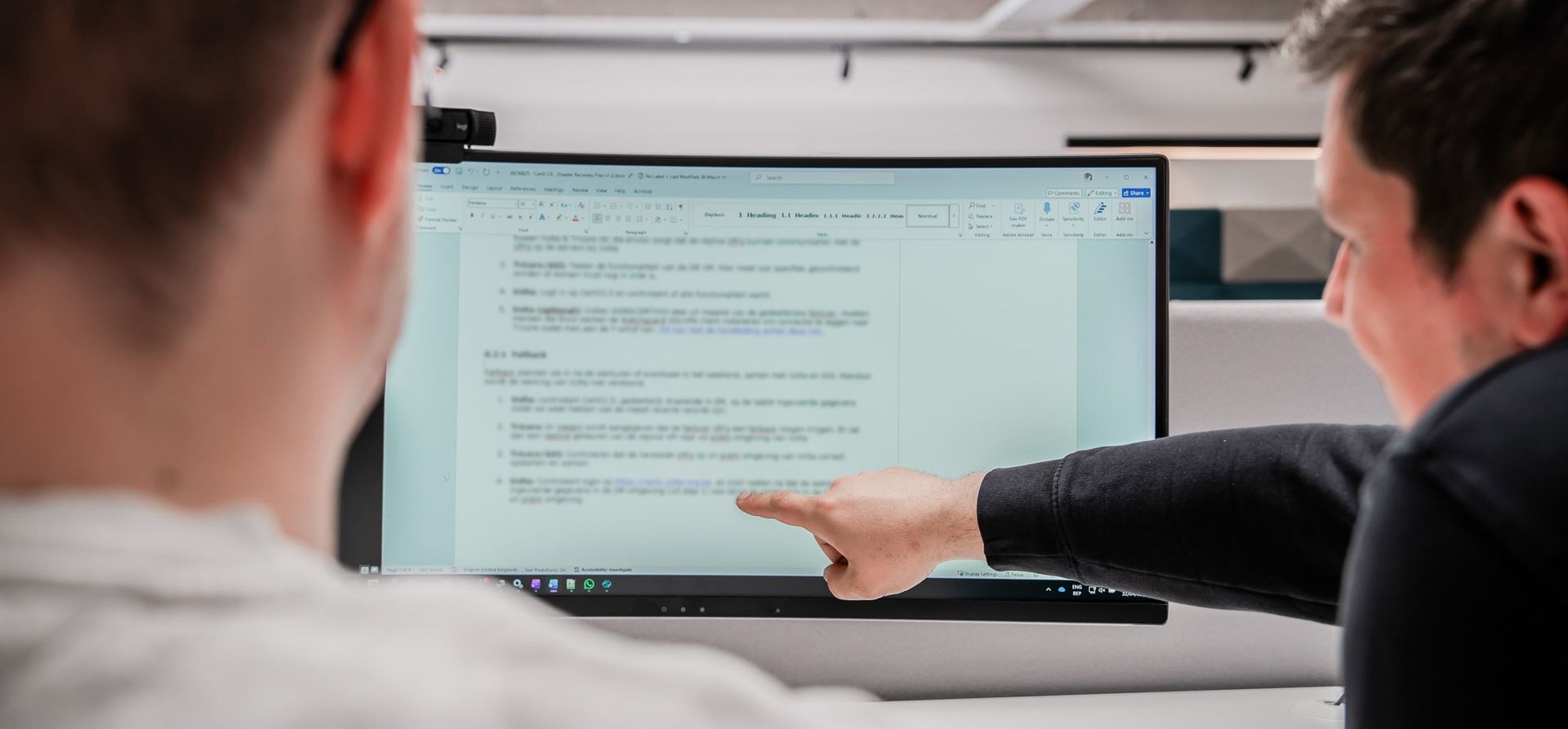 Twee collega's die een backup &amp; DR plan bespreken