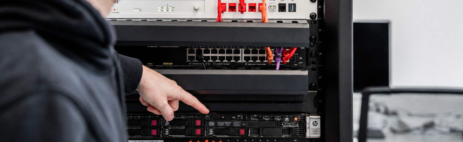 Collega die server aanduidt in serverrack