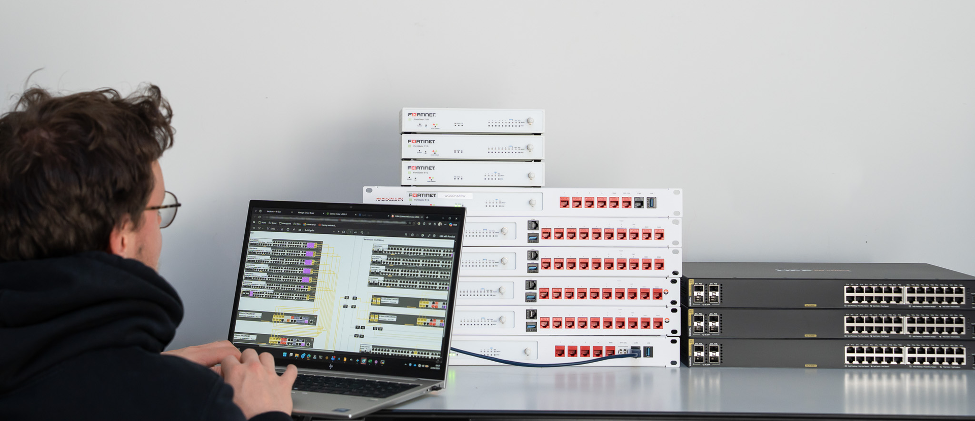 Collega die firewalls aan het preppen is